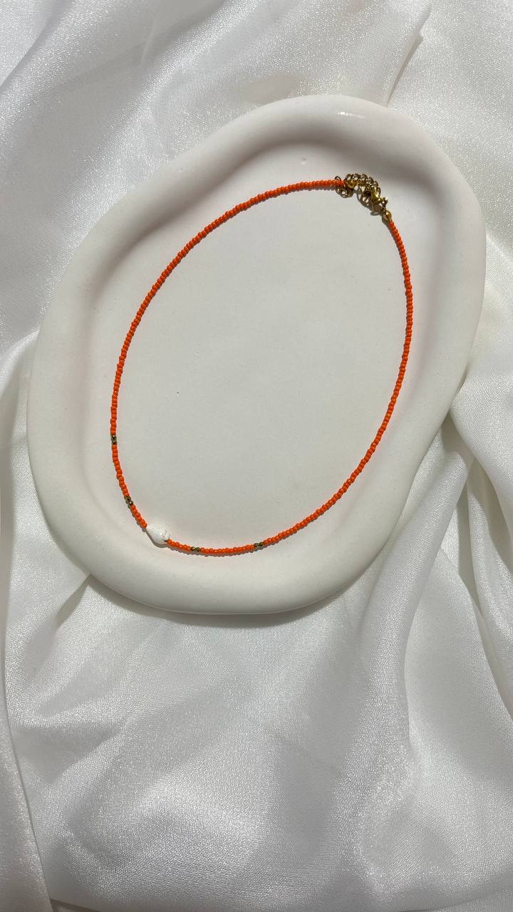 گردنبند منجوق نارنجی با پلاک گوش ماهی